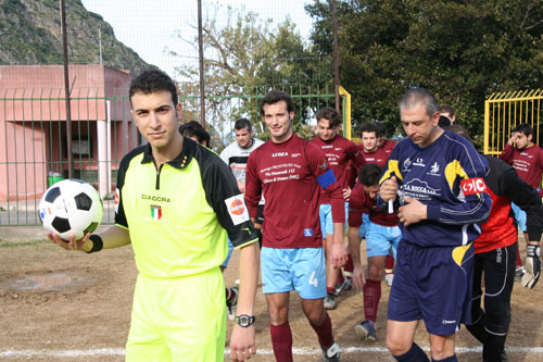 L'arbitro Guddo di Palermo con i capitani Giardina (N) e Zodda (G)